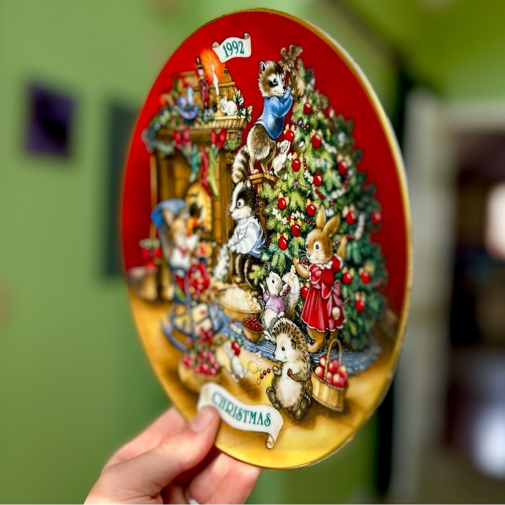 ❌SOLD 1992 Christmas Wall Hanging Plate Festive Holiday Art - Picture 2 of 6